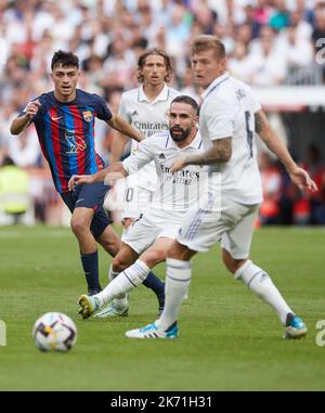 Madrid, Espagne. 16th octobre 2022. Pedri (L) de Barcelone passe le ballon lors d'un match de football de la Liga entre le Real Madrid et le FC Barcelone au stade Santiago Bernabeu, Madrid, Espagne, le 16 octobre 2022. Credit: Meng Dingbo/Xinhua/Alay Live News Banque D'Images