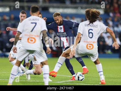 Paris, France. 16th octobre 2022. Neymar (2nd R) de Paris Saint-Germain est en compétition lors du match de football de la Ligue française 1 entre Paris-Saint Germain (PSG) et l'Olympique de Marseille (OM) au Parc de Prines à Paris, France, le 16 octobre 2022. Credit: Gao Jing/Xinhua/Alamy Live News Banque D'Images