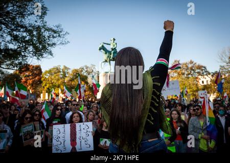 Washington, États-Unis. 15th octobre 2022. Mariam Ashfar mène une manifestation pour Mahsa Amini et dénonce le régime iranien. Les manifestants descendent dans la rue lors d’une marche de manifestation pour Mahsa Amini, qui a été détenu pour avoir « mal » porté son hijab, et est mort en garde à vue sur 16 septembre. Sa mort a déclenché des manifestations généralisées en Iran malgré des mesures de répression de plus en plus sévères. Les manifestations représentent la menace la plus grave que le régime islamique ait connue depuis des décennies. Crédit : SOPA Images Limited/Alamy Live News Banque D'Images