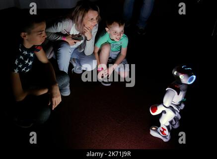 Bucarest, Roumanie. 16th octobre 2022. Les gens interagissent avec un petit robot intelligent lors de la visite de l'édition 3rd du nouveau radar du festival d'art des médias à Bucarest, capitale de la Roumanie, le 16 octobre 2022. Credit: Cristian Cristel/Xinhua/Alay Live News Banque D'Images