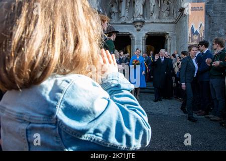 La reine Mathilde de Belgique et le roi Philippe - Filip de Belgique photographiés après une messe papale à l'abbaye de Maredous à l'occasion du 150th anniversaire de l'abbaye, à Denee, le dimanche 16 octobre 2022. BELGA PHOTO NICOLAS MATERLINCK Banque D'Images