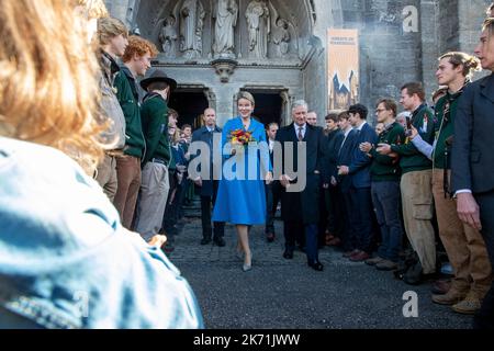 La reine Mathilde de Belgique et le roi Philippe - Filip de Belgique photographiés après une messe papale à l'abbaye de Maredous à l'occasion du 150th anniversaire de l'abbaye, à Denee, le dimanche 16 octobre 2022. BELGA PHOTO NICOLAS MATERLINCK Banque D'Images