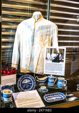 tenue de garçon, carillons, Chine bleue et blanche utilisée par le chemin de fer du Pacifique Sud à l'intérieur du café lumière du jour et de la voiture à manger Banque D'Images