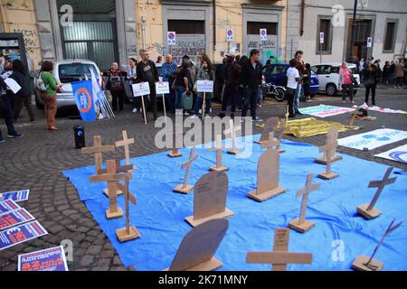 Naples, Campanie, Italie. 15th octobre 2022. Naples, Italie - 15 octobre 2022 : sur la Piazza del GesÃ¹ Nuovo, dans le centre historique de la ville, les membres de la Mediterranea Napoli et ex OPG Occupato - Je So Crazy, Ils ont organisé une discussion pour dire non au renouvellement des accords entre l'Italie et la Libye sur la gestion des migrations vers l'Europe.le 2 novembre, notre gouvernement se prépare à renouveler les accords avec la Libye et les volontaires demandent que cela ne se produise pas. Que l'Italie ne fournit plus son argent et ses moyens de soutien à la garde côtière libyenne.croix avec le nom de la perdu en mer pendant les croates Banque D'Images