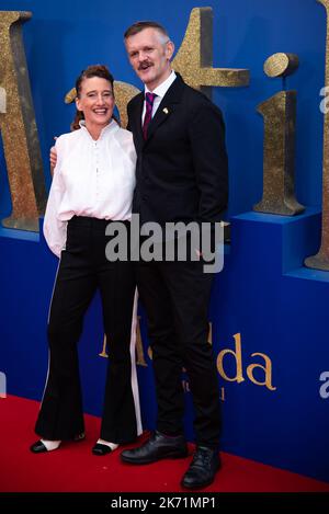 Londres, Royaume-Uni. 05th octobre 2022. Tricia Tuttle, directrice du BFI Festival, et Ben Roberts, PDG de BFI, assistent à la première mondiale « Matilda the musical » de Roald Dahl lors du gala de la soirée d'ouverture du BFI London film Festival 66th au Royal Festival Hall de Londres. (Photo de Loredana Sangiuliano/SOPA Images/Sipa USA) crédit: SIPA USA/Alay Live News Banque D'Images