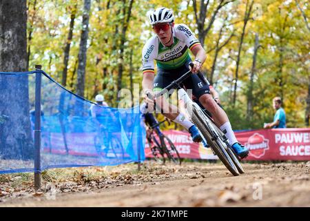 Laurens Sweeck Belge photographié en action lors de la deuxième étape (2/14) de la coupe du monde UCI Cyclocross compétition à Fayetteville, Arkansas, États-Unis, dimanche 16 octobre 2022. BELGA PHOTO BILL SCHIEKEN Banque D'Images