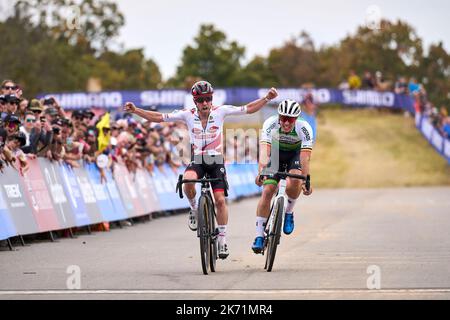 Belge Eli Iserbyt célèbre en devançant Laurens Sweeck Belge la deuxième étape (2/14) de la coupe du monde UCI Cyclocross compétition à Fayetteville, Arkansas, États-Unis, dimanche 16 octobre 2022. BELGA PHOTO BILL SCHIEKEN Banque D'Images