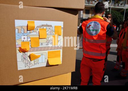 Pagani, Salerne, Italie - 16 octobre 2022 : l'Association pour la protection civile de Pagani 'Papa Charlie' participe à la Journée nationale de la protection civile, appelée 'Je ne risque pas'. Cette journée a été créée en 2019 à l'occasion de la Journée internationale pour la réduction du risque de catastrophes naturelles, célébrée chaque année en octobre. Je ne risque pas", est la campagne nationale pour de bonnes pratiques de protection civile. Il sert à diffuser la culture de la prévention et la connaissance des bonnes pratiques de protection civile tout en sensibilisant davantage aux risques naturels présents sur son territoire Banque D'Images