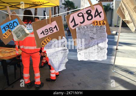 Pagani, Salerno, Italie. 16th octobre 2022. Pagani, Salerne, Italie - 16 octobre 2022 : l'Association pour la protection civile de Pagani ''Papa Charlie'' participe à la journée nationale de la protection civile, appelée ''je ne fais pas de risque''. Cette journée a été créée en 2019 à l'occasion de la Journée internationale pour la réduction du risque de catastrophes naturelles, célébrée chaque année en octobre. Je ne risque pas», est la campagne nationale pour de bonnes pratiques de protection civile. Il sert à diffuser la culture de la prévention et de la connaissance des bonnes pratiques de protection civile tout en sensibilisant davantage à la nature Banque D'Images