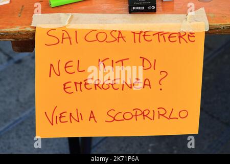 Pagani, Salerno, Italie. 16th octobre 2022. Pagani, Salerne, Italie - 16 octobre 2022 : l'Association pour la protection civile de Pagani ''Papa Charlie'' participe à la journée nationale de la protection civile, appelée ''je ne fais pas de risque''. Cette journée a été créée en 2019 à l'occasion de la Journée internationale pour la réduction du risque de catastrophes naturelles, célébrée chaque année en octobre. Je ne risque pas», est la campagne nationale pour de bonnes pratiques de protection civile. Il sert à diffuser la culture de la prévention et de la connaissance des bonnes pratiques de protection civile tout en sensibilisant davantage à la nature Banque D'Images