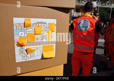 Pagani, Salerno, Italie. 16th octobre 2022. Pagani, Salerne, Italie - 16 octobre 2022 : l'Association pour la protection civile de Pagani ''Papa Charlie'' participe à la journée nationale de la protection civile, appelée ''je ne fais pas de risque''. Cette journée a été créée en 2019 à l'occasion de la Journée internationale pour la réduction du risque de catastrophes naturelles, célébrée chaque année en octobre. Je ne risque pas», est la campagne nationale pour de bonnes pratiques de protection civile. Il sert à diffuser la culture de la prévention et de la connaissance des bonnes pratiques de protection civile tout en sensibilisant davantage à la nature Banque D'Images