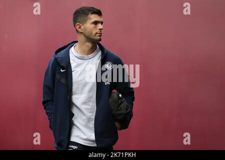 Christian Pulisic #10 de Chelsea arrive pendant le match de Premier League Aston Villa vs Chelsea à Villa Park, Birmingham, Royaume-Uni, 16th octobre 2022 (photo de Phil Bryan/News Images) dans, le 10/16/2022. (Photo de Phil Bryan/News Images/Sipa USA) Credit: SIPA USA/Alay Live News Banque D'Images