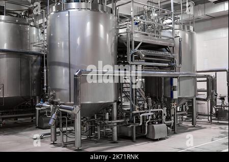 Réservoir dans l'atelier de l'usine de produits laitiers traités thermiquement Banque D'Images