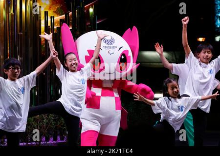 Tokyo, Japon. 15th octobre 2022. La mascotte des enfants et des Jeux paralympiques se produit lors de la cérémonie de dévoilement de l'Ariake Cauldron au Symbol Promenade Park à Tokyo. La cérémonie de réinstallation de l'Ariake Cauldron a eu lieu un an après la fin des Jeux. Le chaudron s'est déplacé du pont Ariake Yume-no-Ohashi. Il a gardé feu avec la flamme olympique jusqu'à ce qu'il soit retourné aux cérémonies de clôture des Jeux olympiques et paralympiques de Tokyo en 2020. (Image de crédit: © Rodrigo Reyes Marin/ZUMA Press Wire) Banque D'Images