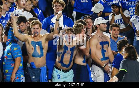 15 octobre 2022 : fans de Duke. Match de football NCAA entre l'Université de Caroline du Nord et l'Université Duke au stade Wallace Wade, Durham, Caroline du Nord. La Caroline du Nord a battu Duke 38-35. David Beach/CSM Banque D'Images