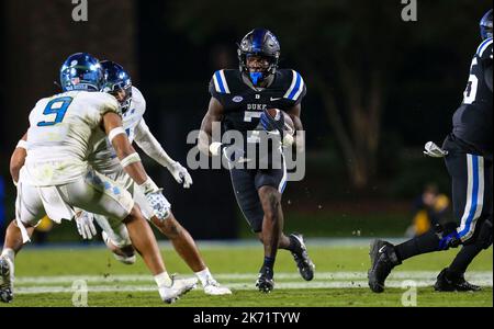 15 octobre 2022 : Jordan Waters (7), junior de l'Université Duke, court le ballon. Match de football NCAA entre l'Université de Caroline du Nord et l'Université Duke au stade Wallace Wade, Durham, Caroline du Nord. La Caroline du Nord a battu Duke 38-35. David Beach/CSM Banque D'Images