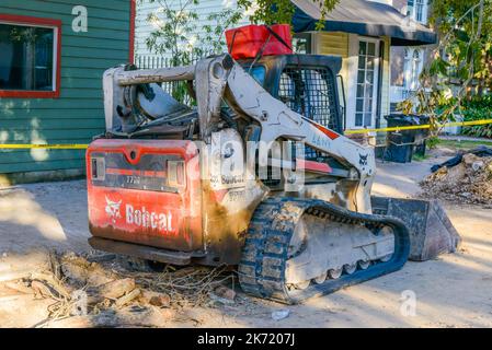 NEW ORLEANS, LA, États-Unis - 13 OCTOBRE 2022 : chargeur frontal Bobcat au projet de réparation de rue sur St. Avenue Charles Banque D'Images