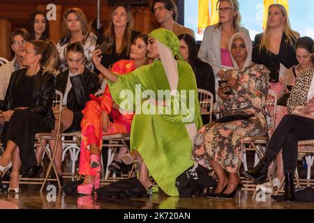 Melbourne, Australie. 16th octobre 2022. Miss Universe Australia Daria Varlamova (L3) pose pour un selfie pendant la piste de la fin de la semaine de la mode de Melbourne. Dimanche, nous avons assisté à la dernière piste de la Melbourne Fashion week dans un cadre glamour sous l'impressionnant grand dôme du 333 Collins. Les colonnes en granit, les arches décoratives et les éléments en fer forgé ont servi de toile de fond à une exposition de la mode australienne haut de gamme, Melbourne Australie. Crédit : SOPA Images Limited/Alamy Live News Banque D'Images