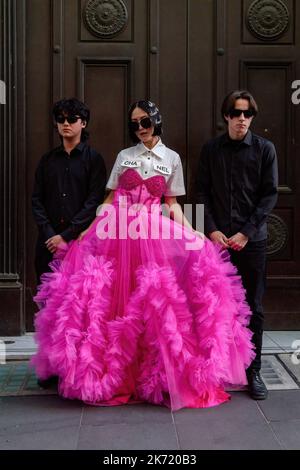 Melbourne, Australie. 16th octobre 2022. Les clients posent pour prendre des photos sur Collins Street avant la piste de la fin de la semaine de la mode de Melbourne. Dimanche, nous avons assisté à la dernière piste de la Melbourne Fashion week dans un cadre glamour sous l'impressionnant grand dôme du 333 Collins. Les colonnes en granit, les arches décoratives et les éléments en fer forgé ont servi de toile de fond à une exposition de la mode australienne haut de gamme, Melbourne Australie. Crédit : SOPA Images Limited/Alamy Live News Banque D'Images