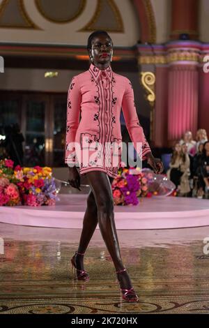 Melbourne, Australie. 16th octobre 2022. Un mannequin portant une tenue de la designer Alice McCall marche sur la piste pendant la soirée de fermeture de la Melbourne Fashion week. Dimanche, nous avons assisté à la dernière piste de la Melbourne Fashion week dans un cadre glamour sous l'impressionnant grand dôme du 333 Collins. Les colonnes en granit, les arches décoratives et les éléments en fer forgé ont servi de toile de fond à une exposition de la mode australienne haut de gamme, Melbourne Australie. Crédit : SOPA Images Limited/Alamy Live News Banque D'Images