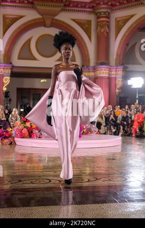 Melbourne, Australie. 16th octobre 2022. Un mannequin portant une tenue du designer Mariam Seddiq marche sur la piste pendant la soirée de fermeture de la Melbourne Fashion week. Dimanche, nous avons assisté à la dernière piste de la Melbourne Fashion week dans un cadre glamour sous l'impressionnant grand dôme du 333 Collins. Les colonnes en granit, les arches décoratives et les éléments en fer forgé ont servi de toile de fond à une exposition de la mode australienne haut de gamme, Melbourne Australie. Crédit : SOPA Images Limited/Alamy Live News Banque D'Images