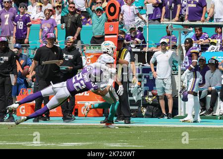 Dimanche, 16 octobre 2022 ; Miami Gardens, Floride, États-Unis ; Sécurité des Vikings du Minnesota Harrison Smith (22) s'attaque aux dauphins de Miami en marche arrière Raheem Mostert (31) Banque D'Images