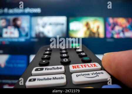 Melbourne, Australie - 13 octobre 2022 : prise de vue macro grand angle de la navigation de contenu sur les services de streaming sur Smart TV à l'aide de la télécommande, prise de vue macro Banque D'Images