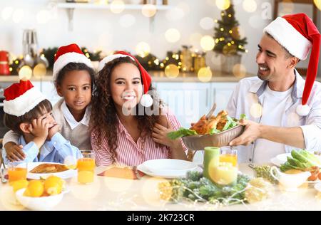 Bonne famille pour dîner de Noël dans la cuisine Banque D'Images