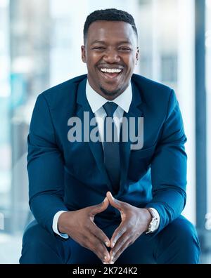Comme un patron. Portrait d'un jeune homme d'affaires confiant travaillant dans un bureau moderne. Banque D'Images