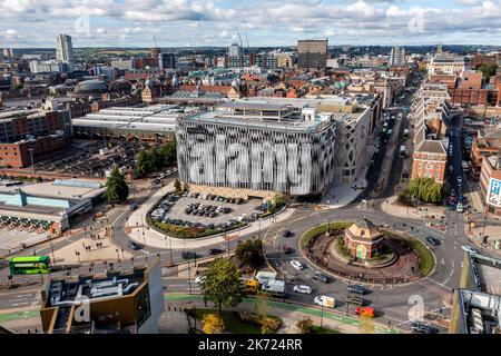 LEEDS, ROYAUME-UNI - 28 SEPTEMBRE 2022. Vue panoramique aérienne du centre-ville de Leeds avec gare routière et centre commercial Victoria avec magasin John Lewis Banque D'Images