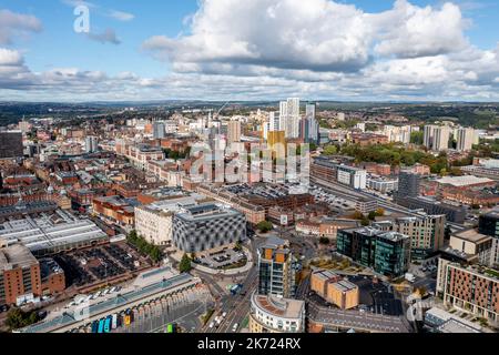 LEEDS, ROYAUME-UNI - 28 SEPTEMBRE 2022. Vue panoramique aérienne du centre-ville de Leeds avec gare routière et centre commercial Victoria avec magasin John Lewis Banque D'Images