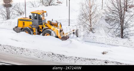 Le déneigement. Ouvre la voie du tracteur après de fortes chutes de neige. Banque D'Images