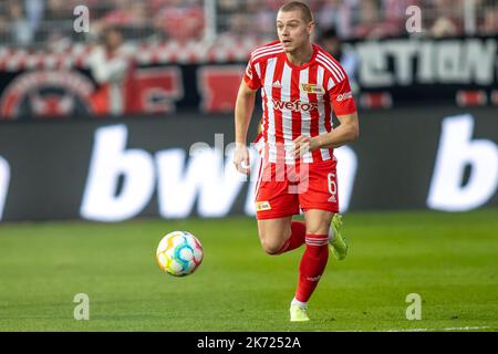 Berlin, Allemagne. 16th octobre 2022. Football: Bundesliga, 1. FC Union Berlin - Borussia Dortmund, Matchday 10, an der Alten Försterei. Julian Ryerson de Union Berlin joue le ballon. Credit: Andreas Gora/dpa - Nutzung nur nach schriftlicher Vereinbarung mit der dpa/Alay Live News Banque D'Images