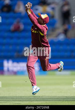 Hobart, Australie. 17th octobre 2022. Les ruisseaux de Shamarh des Antilles prennent la capture pour rejeter Matthew Cross d'Écosse sur le bowling de Jason Holder of the West Indies lors du match de coupe du monde T20 de la CCI entre les Antilles et l'Écosse à Bellerive Oval sur 17 octobre 2022 à Hobart, en Australie. IMAGE LIMITÉE À L'USAGE ÉDITORIAL - STRICTEMENT AUCUNE UTILISATION COMMERCIALE crédit: Izhar Ahmed Khan/Alamy Live News/Alamy Live News Banque D'Images