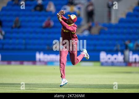 Hobart, Australie. 17th octobre 2022. Les ruisseaux de Shamarh des Antilles prennent la capture pour rejeter Matthew Cross d'Écosse sur le bowling de Jason Holder of the West Indies lors du match de coupe du monde T20 de la CCI entre les Antilles et l'Écosse à Bellerive Oval sur 17 octobre 2022 à Hobart, en Australie. IMAGE LIMITÉE À L'USAGE ÉDITORIAL - STRICTEMENT AUCUNE UTILISATION COMMERCIALE crédit: Izhar Ahmed Khan/Alamy Live News/Alamy Live News Banque D'Images