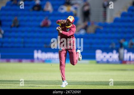 Hobart, Australie. 17th octobre 2022. Les ruisseaux de Shamarh des Antilles prennent la capture pour rejeter Matthew Cross d'Écosse sur le bowling de Jason Holder of the West Indies lors du match de coupe du monde T20 de la CCI entre les Antilles et l'Écosse à Bellerive Oval sur 17 octobre 2022 à Hobart, en Australie. IMAGE LIMITÉE À L'USAGE ÉDITORIAL - STRICTEMENT AUCUNE UTILISATION COMMERCIALE crédit: Izhar Ahmed Khan/Alamy Live News/Alamy Live News Banque D'Images