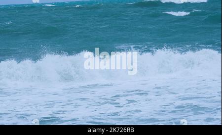 Vue sur les vagues de la mer sur la plage des mers tropicales en Thaïlande. De fortes vagues de mer se sont écramanière sur la rive pendant la saison des pluies. Belles vagues de mer avec mousse de blu Banque D'Images