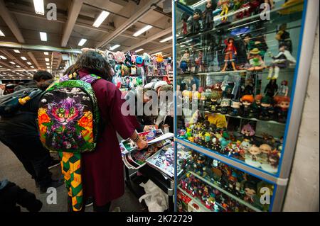 Bogota, Colombie. 16th octobre 2022. Les fans d'Anime et de manga achètent des affiches et des figures lors de l'édition 2022 du SOFA (salon del Ocio y la Fantasia) à Bogota, en Colombie, par le biais de 14 octobre à 18. Photo de: CHEPA Beltran/long Visual Press crédit: Long Visual Press/Alay Live News Banque D'Images