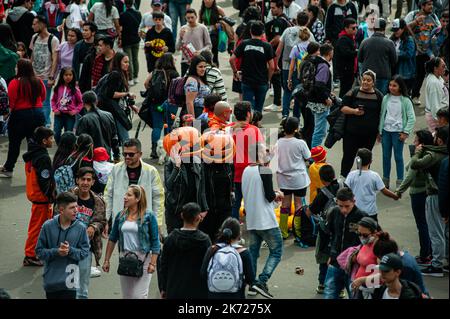 Bogota, Colombie. 16th octobre 2022. Un couple marche avec des masques de citrouille lors de l'édition 2022 du CANAPÉ (salon del Ocio y la Fantasia) à Bogota, Colombie, à travers 14 octobre jusqu'en 18. Photo de: CHEPA Beltran/long Visual Press crédit: Long Visual Press/Alay Live News Banque D'Images