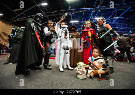 Bogota, Colombie. 16th octobre 2022. Les fans de Star Wars posent pour une photo en utilisant des costumes de film pendant l'édition 2022 du CANAPÉ (salon del Ocio y la Fantasia) à Bogota, Colombie, par 14 octobre à 18. Photo de: CHEPA Beltran/long Visual Press crédit: Long Visual Press/Alay Live News Banque D'Images