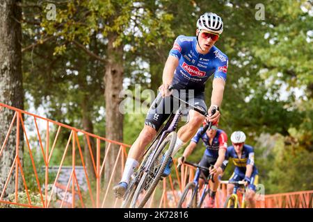 Belge Toon Vandebosch photographié en action lors de la deuxième étape (2/14) de la coupe du monde UCI Cyclocross compétition à Fayetteville, Arkansas, États-Unis, dimanche 16 octobre 2022. BELGA PHOTO BILL SCHIEKEN Banque D'Images