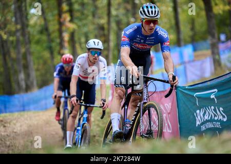 Belge Toon Vandebosch photographié en action lors de la deuxième étape (2/14) de la coupe du monde UCI Cyclocross compétition à Fayetteville, Arkansas, États-Unis, dimanche 16 octobre 2022. BELGA PHOTO BILL SCHIEKEN Banque D'Images