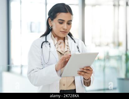 Le meilleur médecin est celui vers lequel vous courez. médecin utilisant une tablette dans un hôpital. Banque D'Images