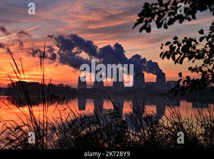 Peitz, Allemagne. 17th octobre 2022. La vapeur s'élève des tours de refroidissement de la centrale électrique de Lauritz Energie Bergbau AG (LEAG) au lever du soleil, alimentée par le lignite Jänschwalde. En vue de l'approvisionnement en énergie en hiver, la centrale électrique de Jänschwalde se concentre de plus en plus. Credit: Patrick Pleul/dpa/Alay Live News Banque D'Images