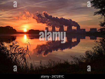 Peitz, Allemagne. 17th octobre 2022. La vapeur s'élève des tours de refroidissement de la centrale électrique de Lauritz Energie Bergbau AG (LEAG) au lever du soleil, alimentée par le lignite Jänschwalde. En vue de l'approvisionnement en énergie en hiver, la centrale électrique de Jänschwalde se concentre de plus en plus. Credit: Patrick Pleul/dpa/Alay Live News Banque D'Images