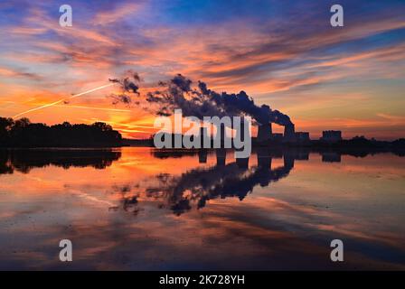 Peitz, Allemagne. 17th octobre 2022. La vapeur s'élève des tours de refroidissement de la centrale électrique de Lauritz Energie Bergbau AG (LEAG) au lever du soleil, alimentée par le lignite Jänschwalde. En vue de l'approvisionnement en énergie en hiver, la centrale électrique de Jänschwalde se concentre de plus en plus. Credit: Patrick Pleul/dpa/Alay Live News Banque D'Images