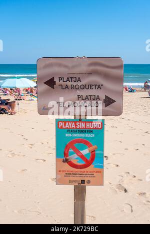 Panneau non-fumeurs sur la plage à Guardamar del Segura, Espagne. Plage méditerranéenne de la Costa Blanca populaire auprès des touristes britanniques. Tourisme zone touristique Banque D'Images