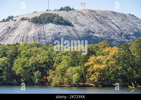 Le parc de Stone Mountain, avec son immense dôme en granit monadnock de Stone Mountain, est une destination touristique historique et populaire près d'Atlanta, GA. Banque D'Images