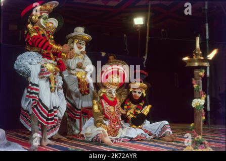 Kathakali:- la danse classique indienne du Kerala est basée sur Ramayana, Mahabharata et Stories from Shaiva Littérature. Des voix qui chantent les histoires comme celles des danseurs se produisent en plein air toute la nuit. Traditionnellement, Kathakali est exécuté par des hommes et des jeunes garçons, qui jouent le rôle des hommes et des femmes. Les visages sont faits pour ressembler à des masques peints, les costumes se composent d'une jupe complète, d'une veste lourde, de nombreuses guirlandes et sans col et de la hauteur imposante. Banque D'Images