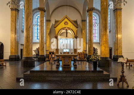 Innenraum der katholischen Kirche St. Dionysius, Krefeld, Nordrhein-Westfalen, Deutschland, Europa | Catholic St. Intérieur de l'église de Dionysius, Krefeld, Banque D'Images